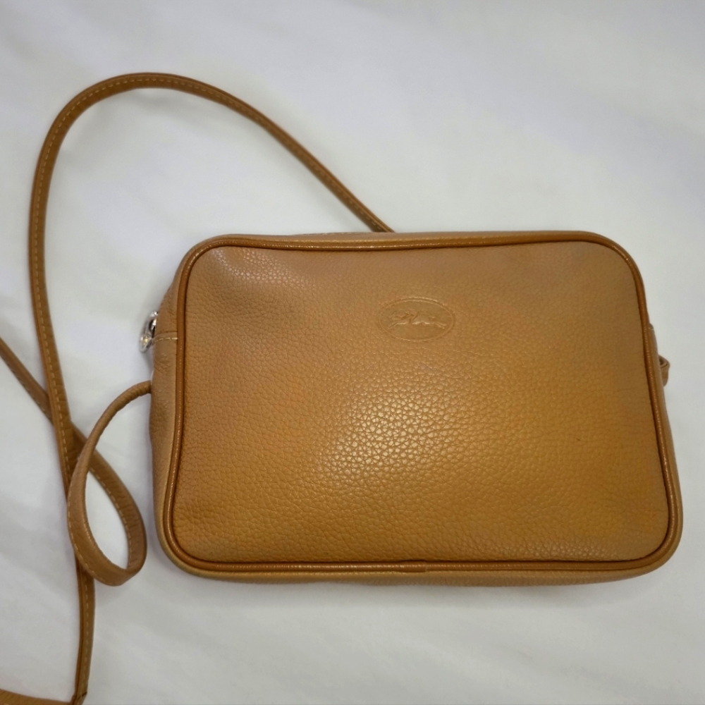 Vintage Longchamp Tan Pebbled Grain Leather Crossbody Bag. (Adjustable Straps)